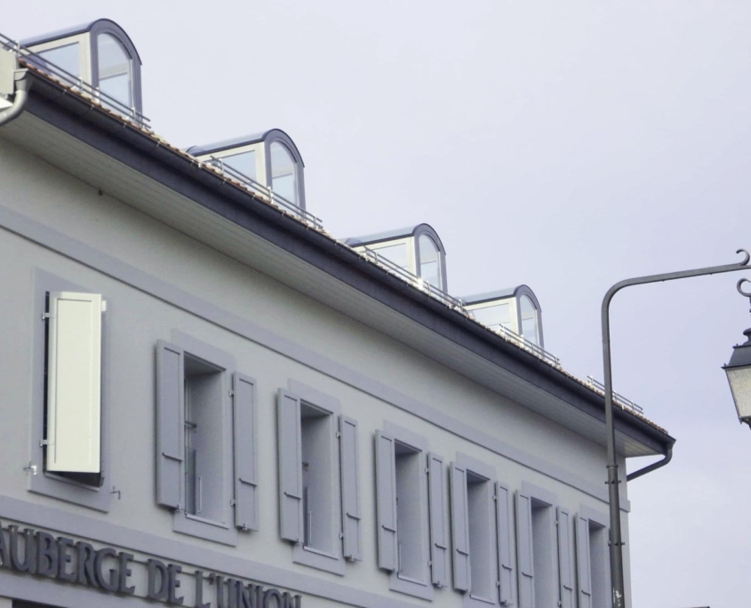 Auberge Daillens Lucarne Profilé Alu Cintré Et Verre Bombé Sécurisé Construction Métallique Adani