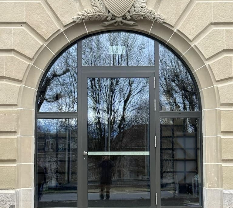 Bâtiment Pontaise Etat De Vaud Entrée Profilé Alu Cintré Schüco Thermolaqué Construction Métallique Adani