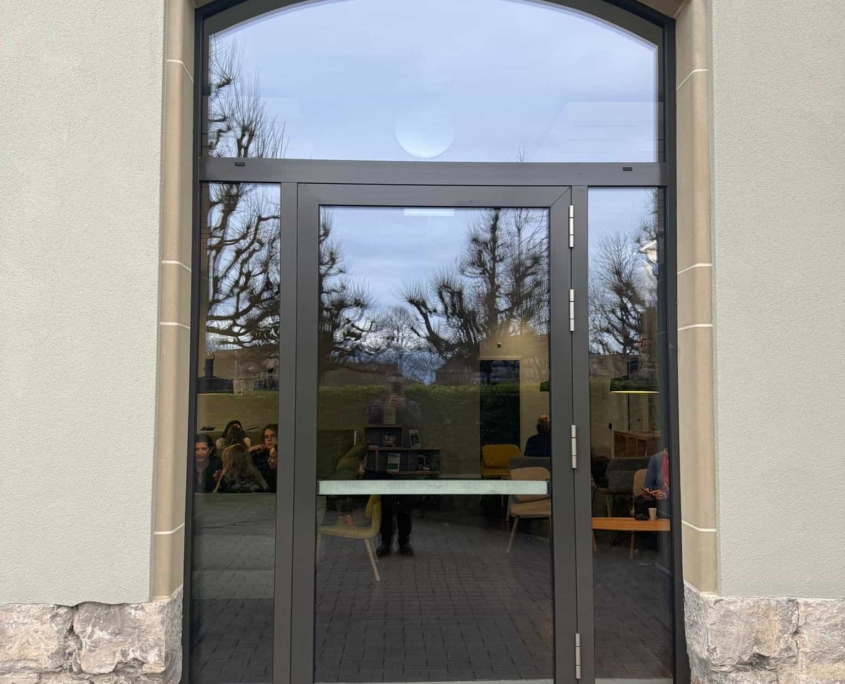 Bâtiment Pontaise Etat De Vaud Entrée Profilé Alu Cintré Construction Métallique Adani