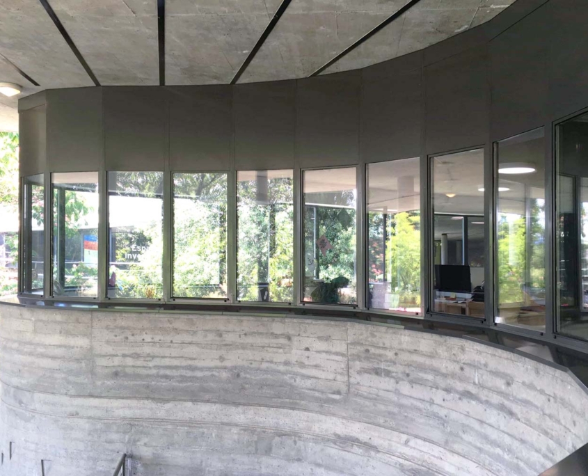 Espace Des Inventions Vallée Jeunesse Lausanne Entrée Profilé Acier Jansen Thermolaqué En Facette + Verre Sécurisé Construction Métallique Adani