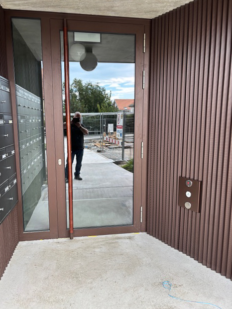 Immeuble Crissier Porte D'entrée Profilés Alu Schüco + Tôle + Boîte Aux Lettres Thermolaqué Construction Métallique Adani