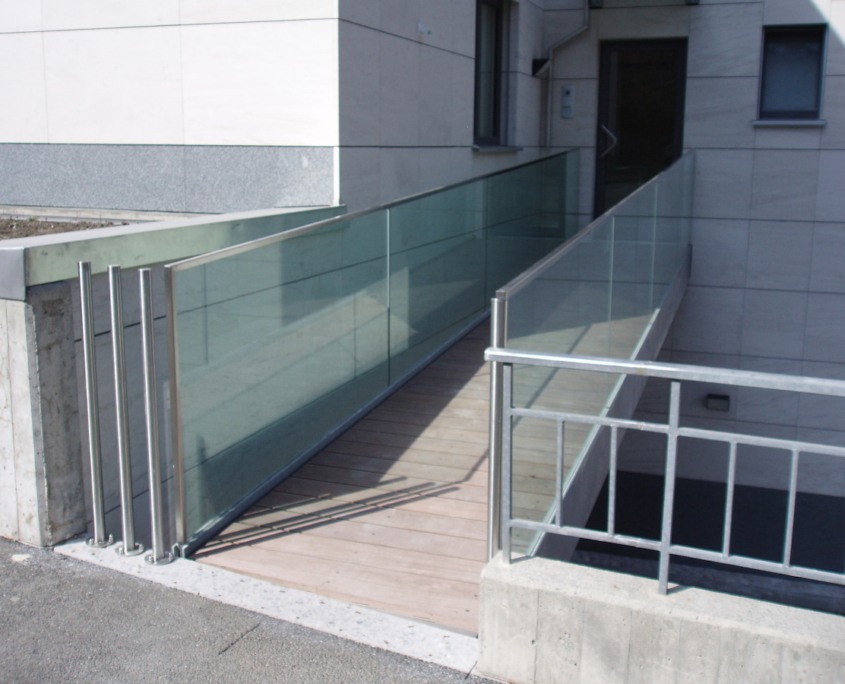 Immeuble Villeneuve Passerelle Stucture Acier Zingué Au Feu + Barrière Tout Verre Sécurisé Construction Métallique Adani