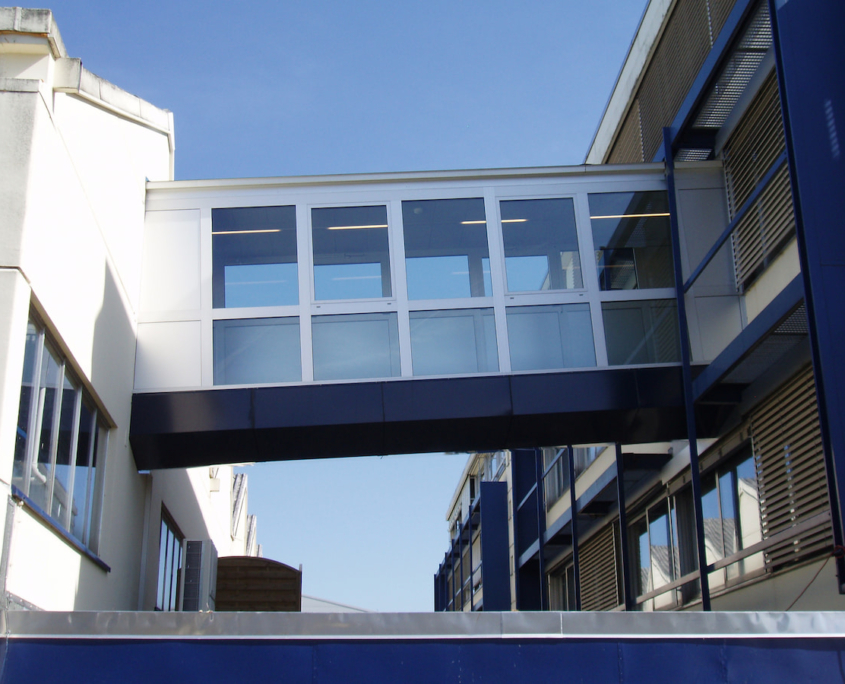 Passerelle Piéton Halle Indistrielle Strucuture Zingué Au Feu + Vitrage En Profilé Alu Schüco Thermolaqué Construction Métallique Adani