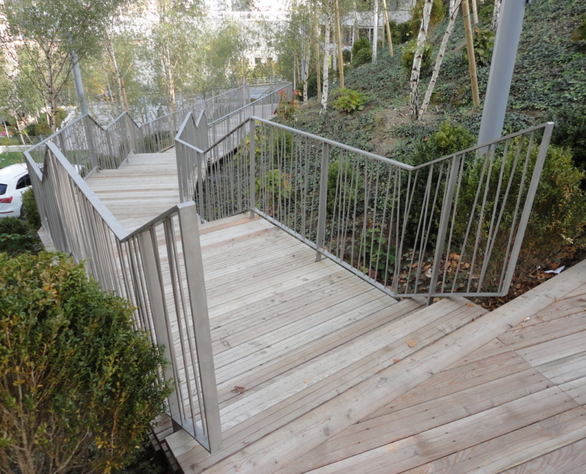 Tivoli Lausanne Passerelle Acier Zingué Duplex + Barrière Inox Sablé + Marches En Bois Construction Métallique Adani